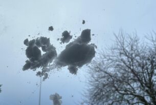 sneeuwbal tegen raam